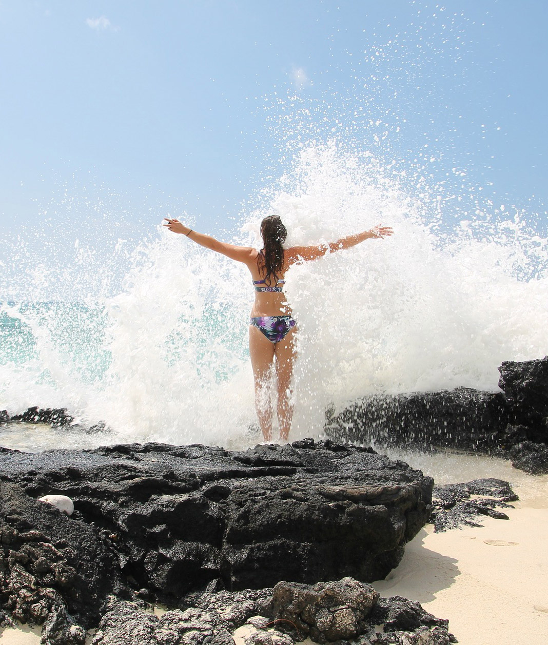 Femme en pleine confiance face aux vagues