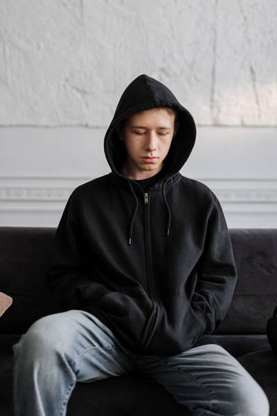Adolescent avec une capuche