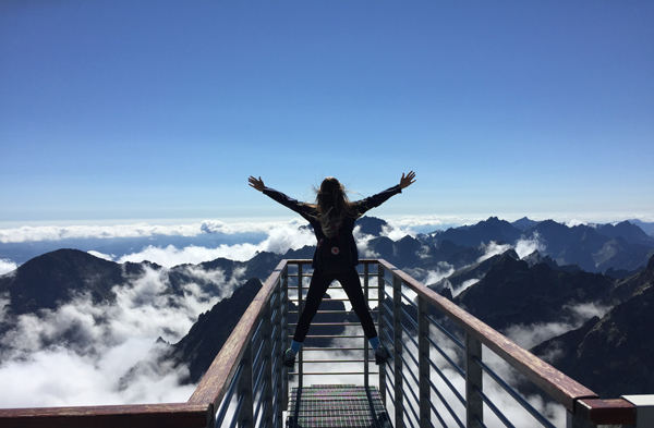 Femme qui regarde les nuages