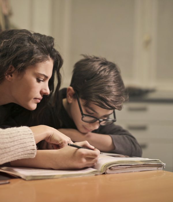 Une mère aide son fils à faire ses devoirs